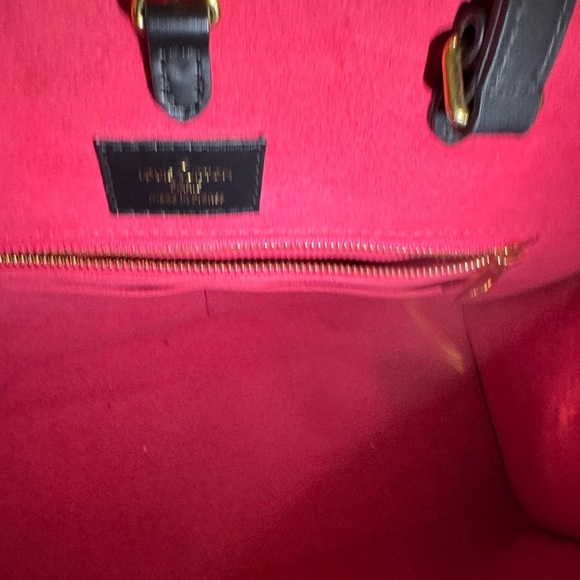 AUTHENTIC Louis Vuitton Black/Fuchsia Epi On The Go MM - Picture 16 of 16